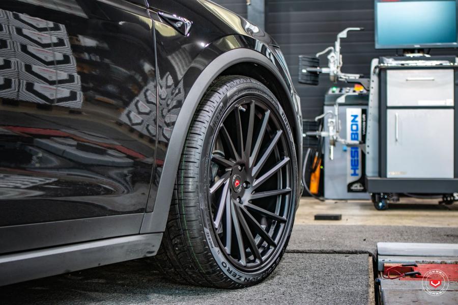 Детали экстерьера Tesla Model X on Vossen Wheels (VPS-305T) 2019 года  (фото 5 из 7)